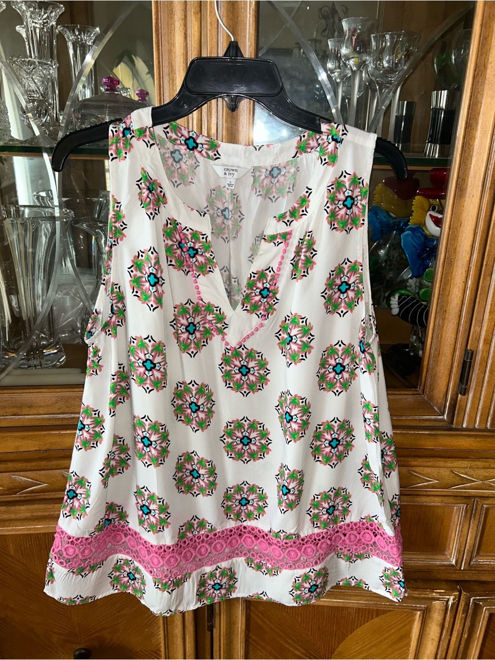crown & ivy Cream Sleeveless Camisole with Pink Trim and Multicolor Medallions